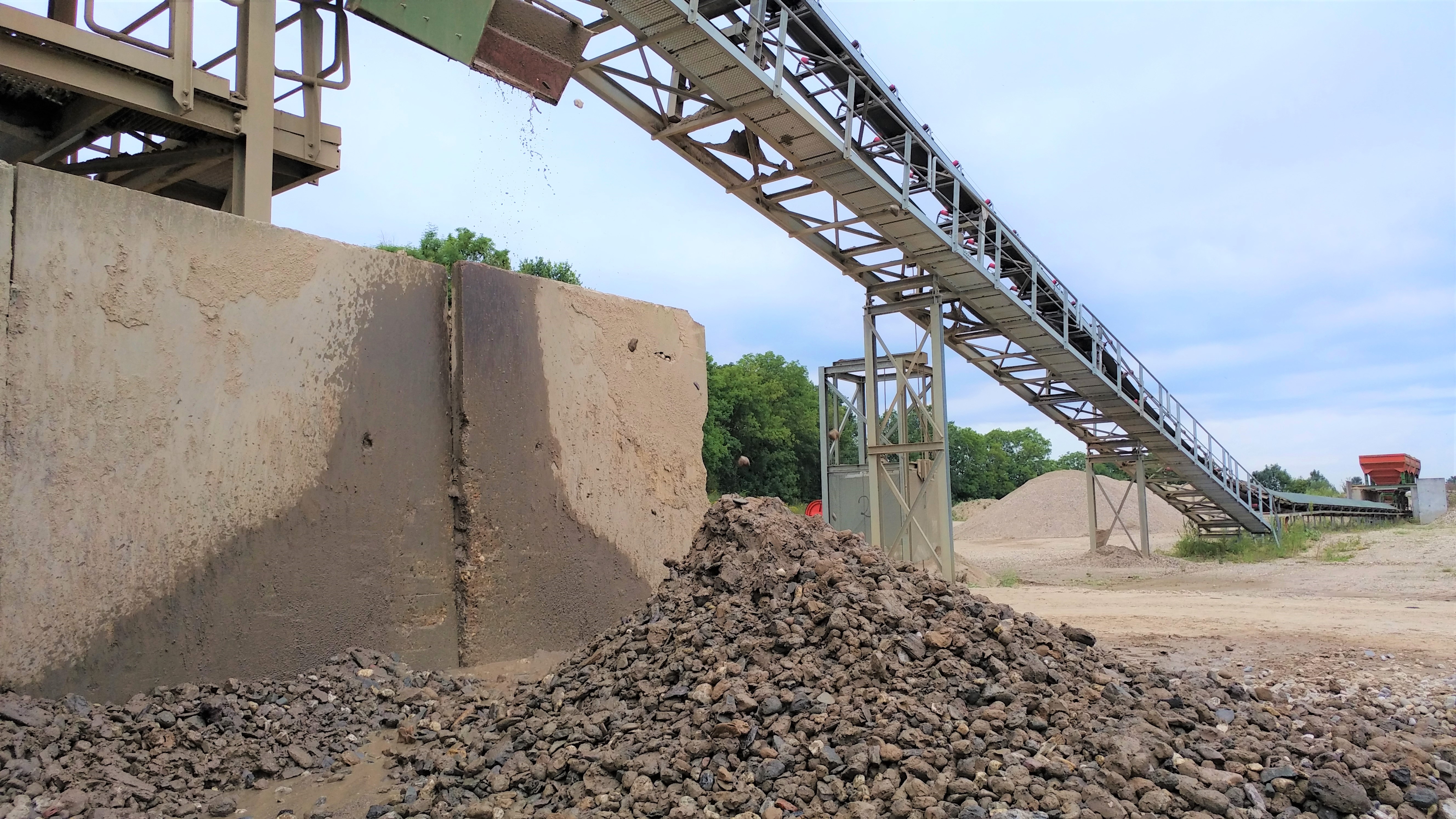 Aardewerk en bouwkeramiek komt uit het groffe restmateriaal.jpg