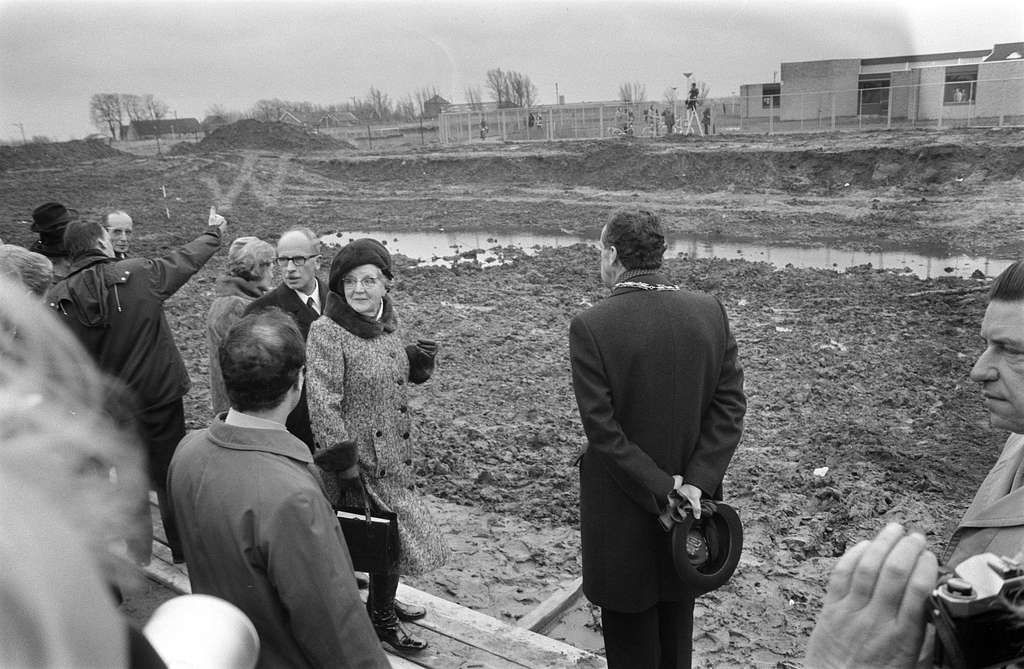 koningin-juliana-bekijkt-in-zwammerdam-de-plaats-waar-een-romeins-schip-wordt-a7f2ff.jpg