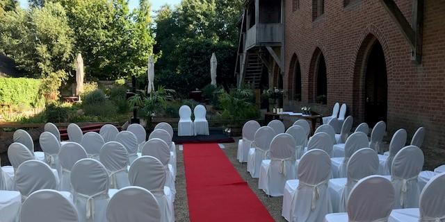 Klooster ceremonie bruiloft buiten.jpg