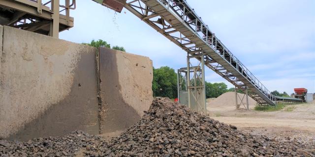 Aardewerk en bouwkeramiek komt uit het groffe restmateriaal.jpg