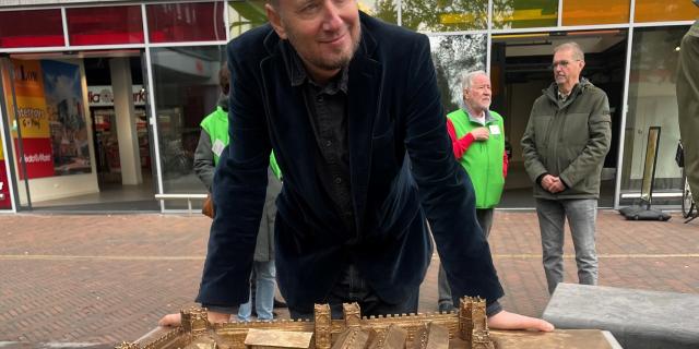 Foto maquette met Mark van der AA.jpg