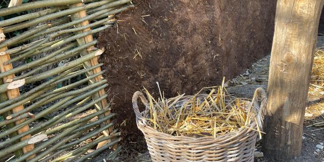 IJzertijd Boerderij vlechtwerk met poep van de ossen.jpg