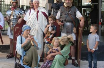 Romeinen op bezoek bij kinderen in Wilhelmina kinderziekenhuis