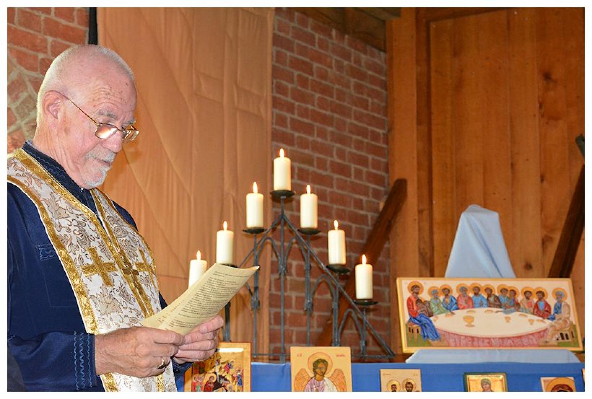 Vijftig iconen gewijd door priester Brenninkmeijer 