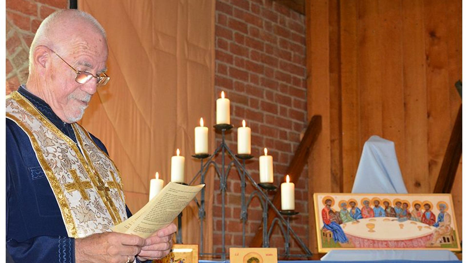 Vijftig iconen gewijd door priester Brenninkmeijer 