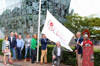 Romein hijst trots Limesvlag in Alphen nu grens Werelderfgoed is geworden