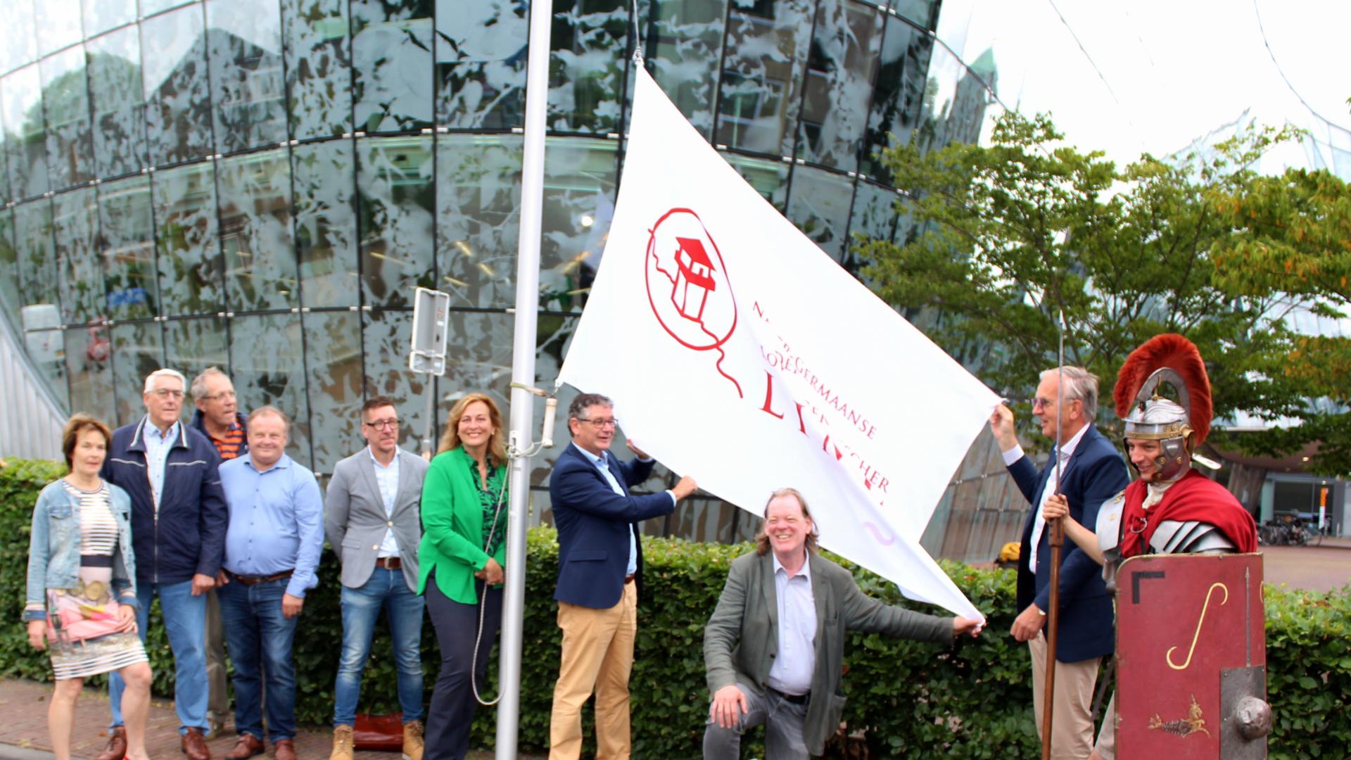 Romein hijst trots Limesvlag in Alphen nu grens Werelderfgoed is geworden
