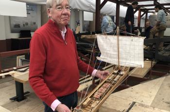 Pieter maakt model Romeins schip