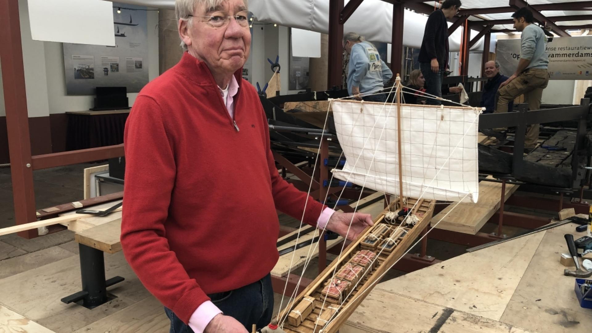 Pieter maakt model Romeins schip
