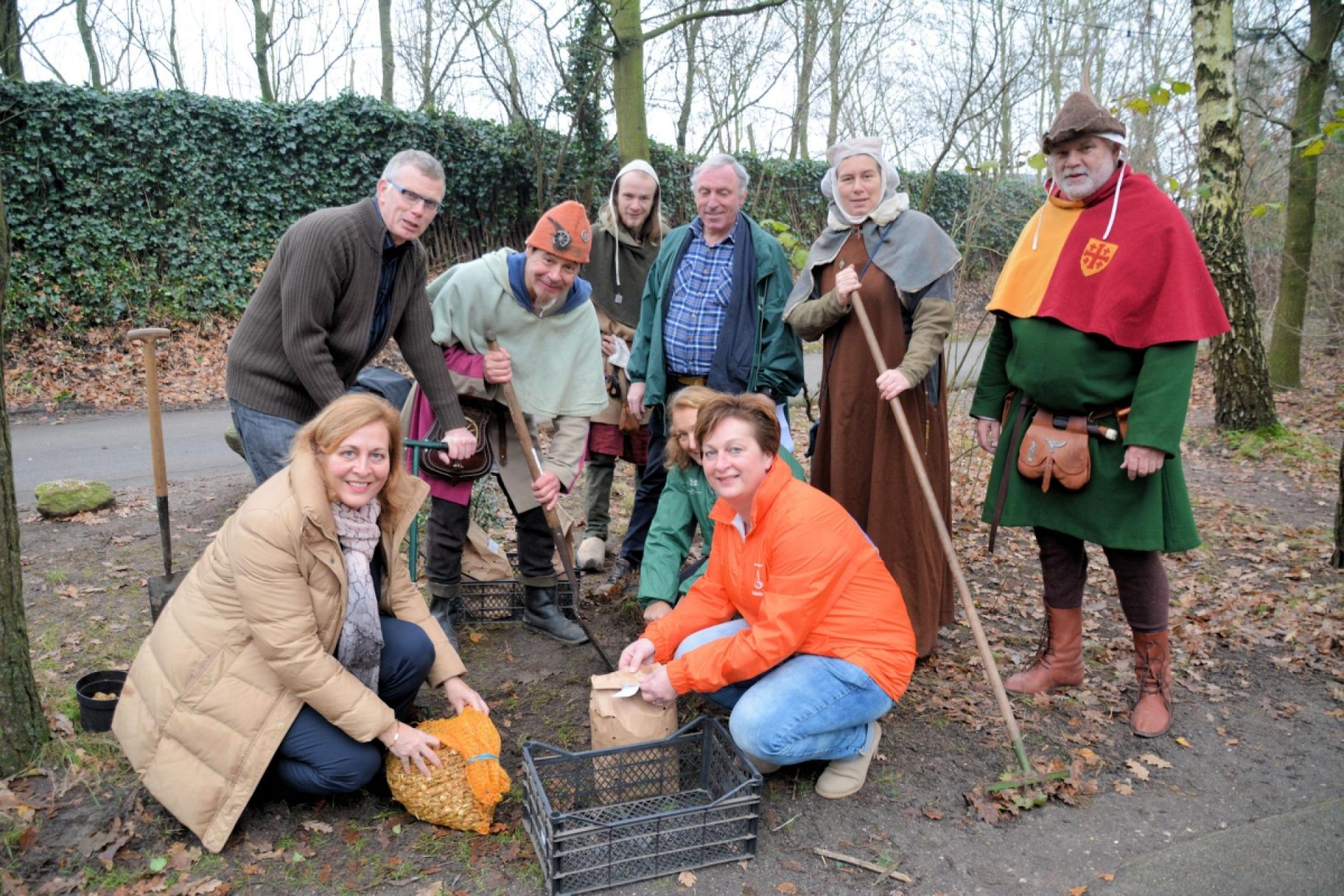 Bloembollen voor bijen in museumpark Archeon