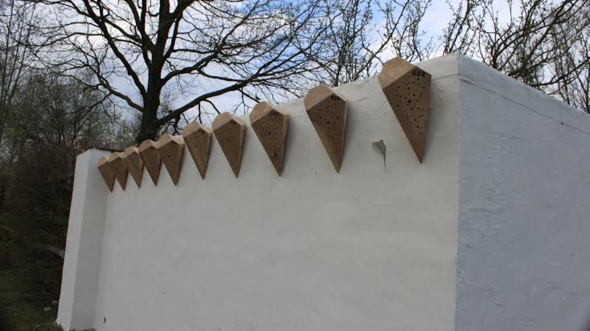 Tien bijenhotels op een rij in Archeon