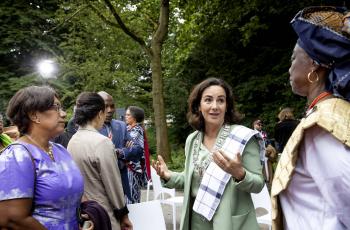 Burgemeester Halsema biedt excuses aan voor slavernijverleden Amsterdam