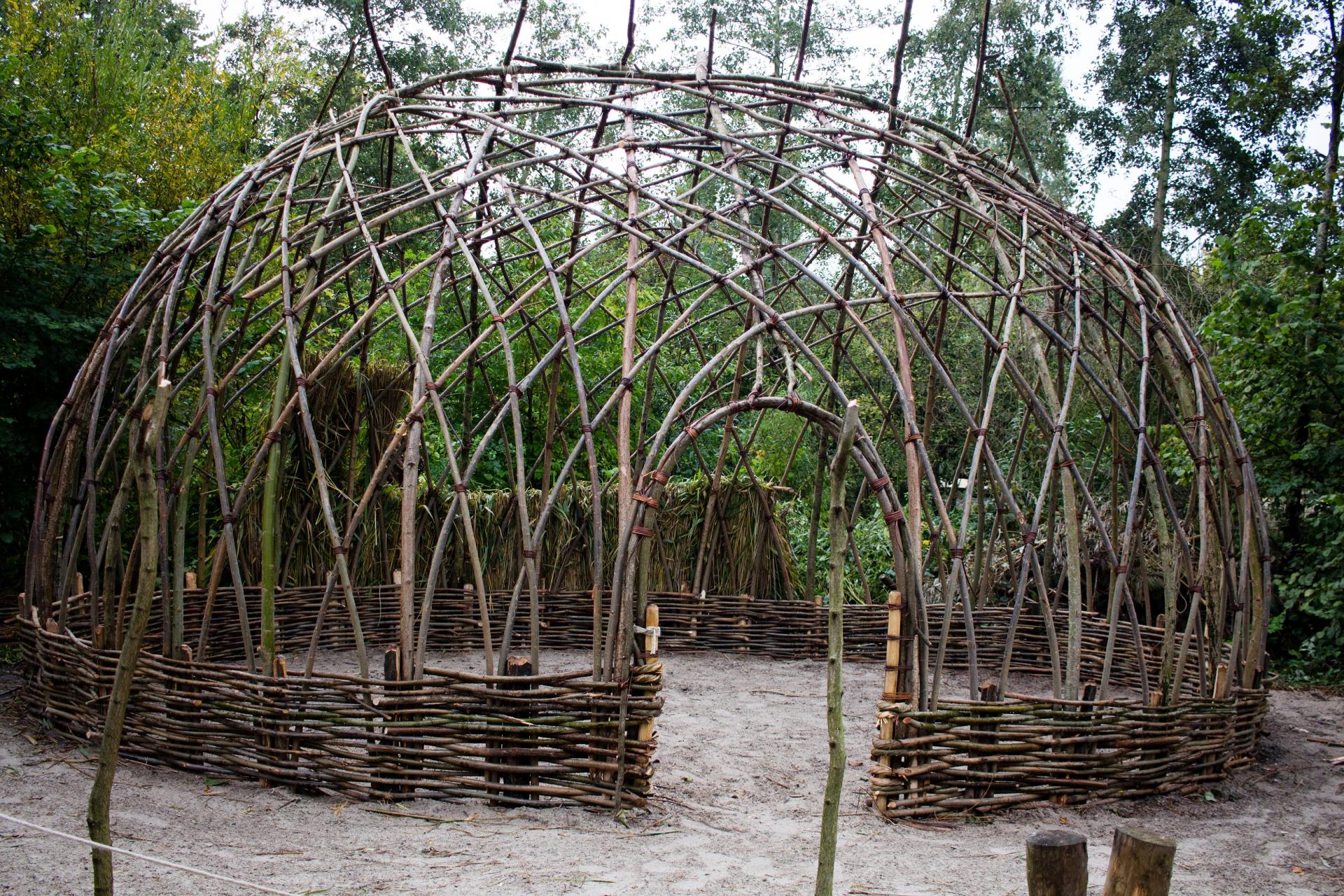 Bouw van de nieuwe hut in het mesolithicum