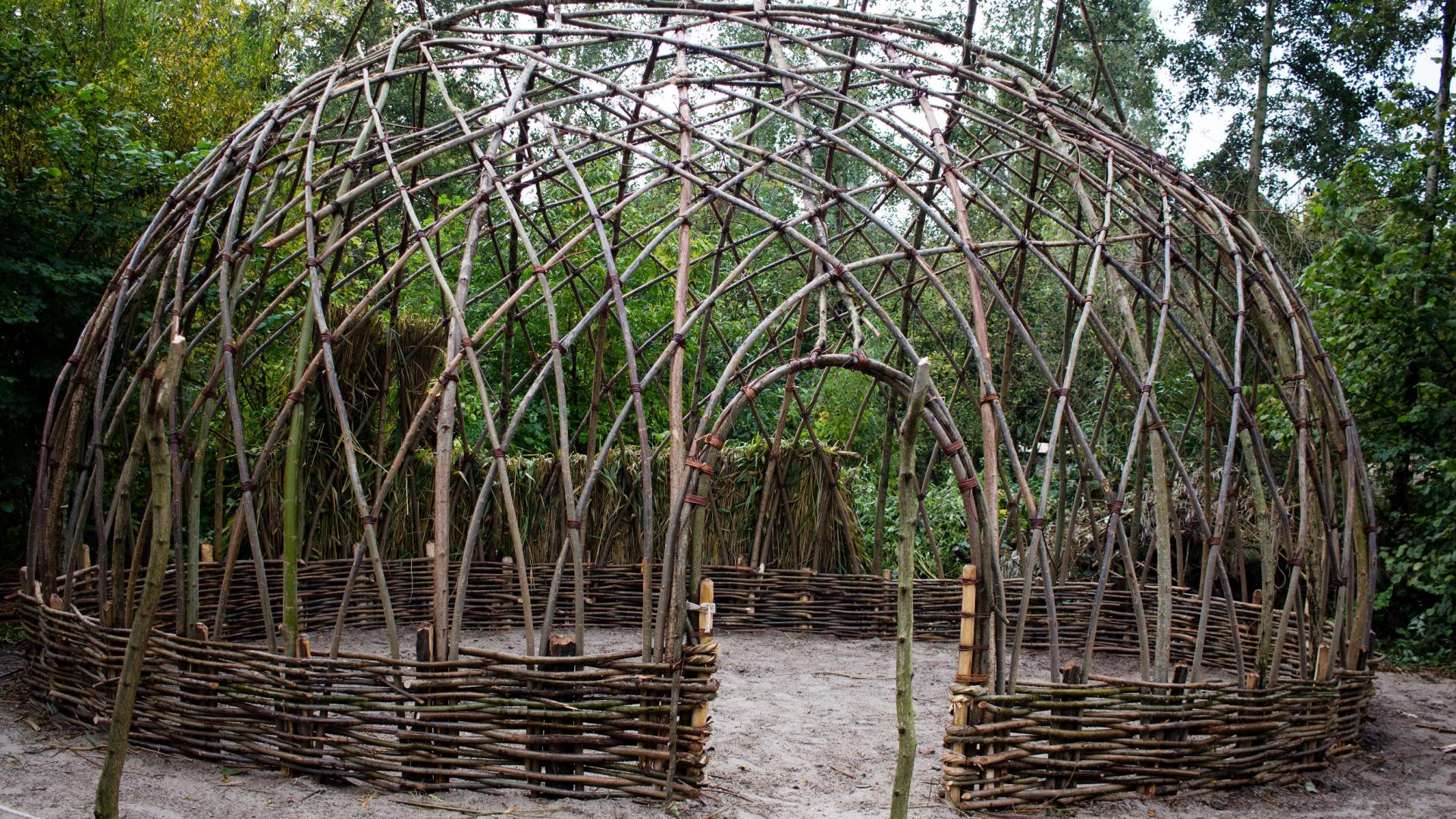 Bouw van de nieuwe hut in het mesolithicum