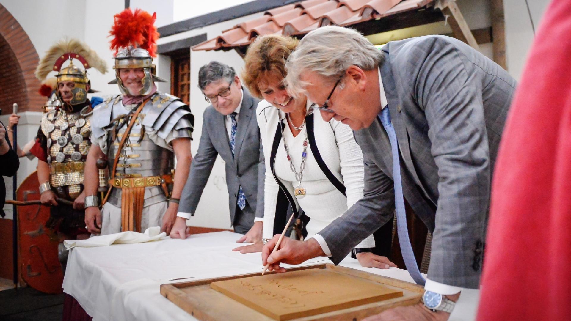 Commissaris van de Koning Jaap Smit onthult mozaïekvloer